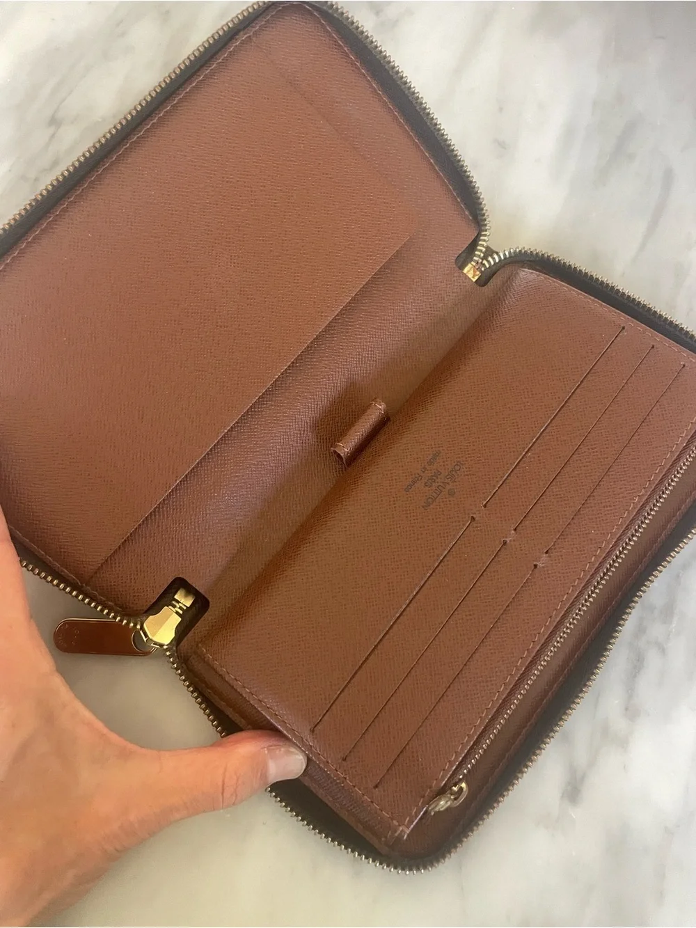 🌸authentic Louis Vuitton organizer wallet. Fits passport